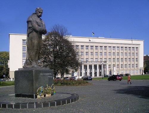 Здание Закарпатской областной государственной администрации и памятник Тарасу Шевченко